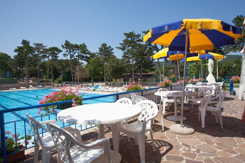 Camping Village Mare Pineta Sistiana Bagian luar foto